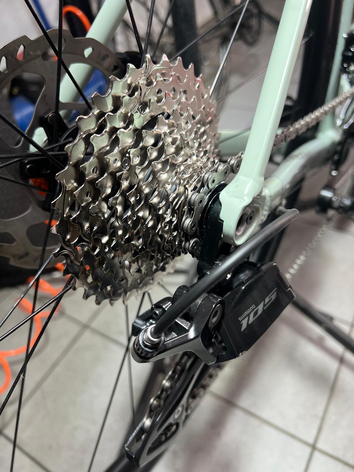 Nachher – Fahrradinspektion mit Komplettreinigung | Bike Shop Friesen Berlin-Kreuzberg Saubere, glänzende Fahrradkassette und Schaltwerk nach Fahrradinspektion inklusive Komplettreinigung bei Bike Shop Friesen in Berlin-Kreuzberg