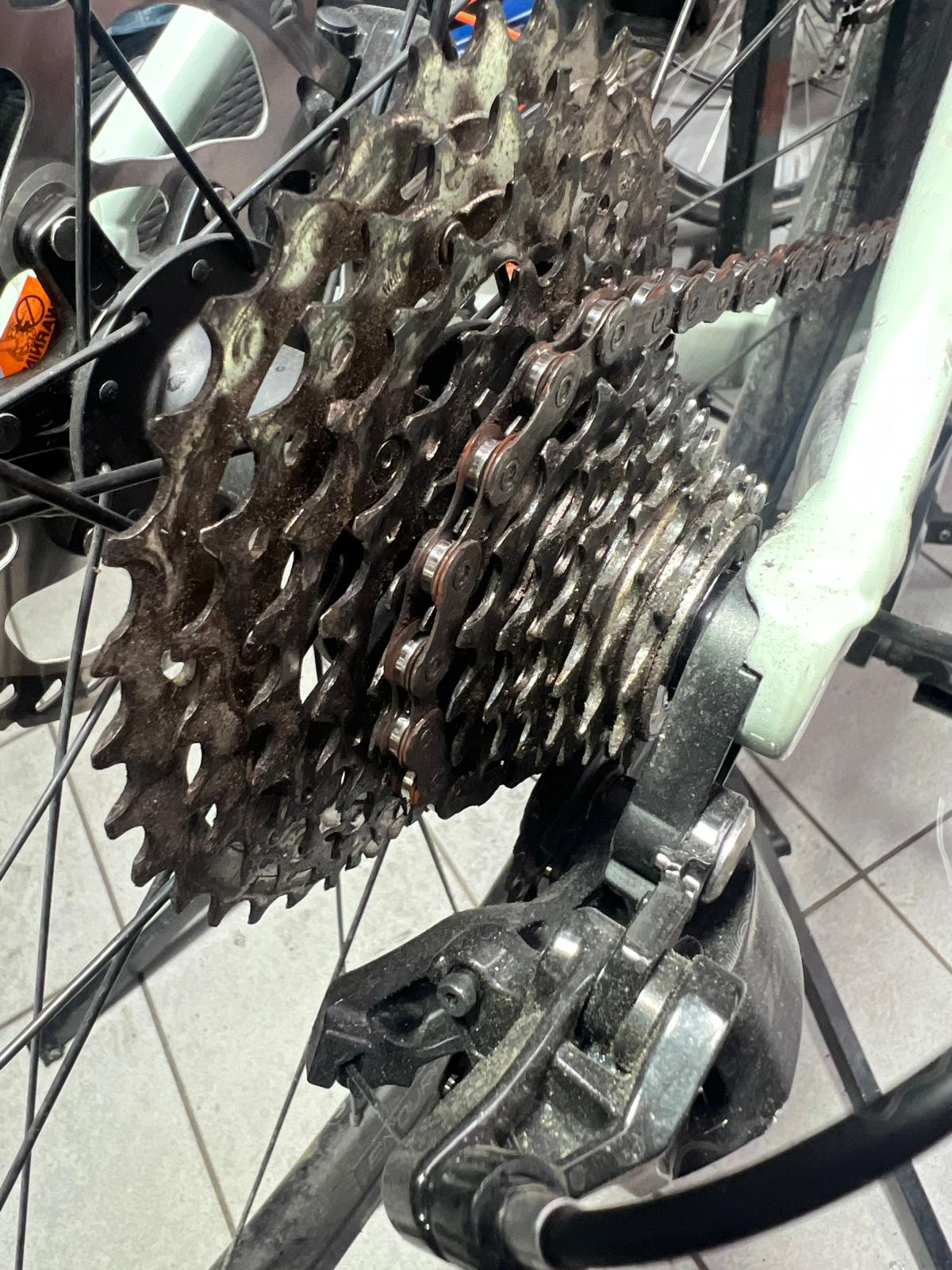 Vorher – Fahrradinspektion Berlin-Kreuzberg | Bike Shop Friesen Verschmutzte Fahrradkassette und Kette vor der Fahrradinspektion mit Komplettreinigung in der Fahrradwerkstatt Berlin-Kreuzberg