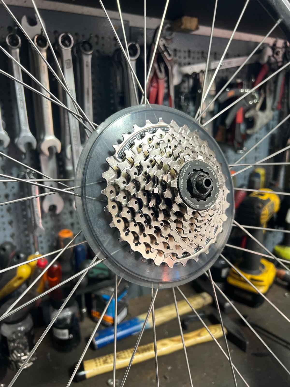 BikeShop Friesen Werkstatt Berlin Fahrradwerkstatt von BikeShop Friesen in Berlin Kreuzberg bei der Reparatur eines Fahrrads